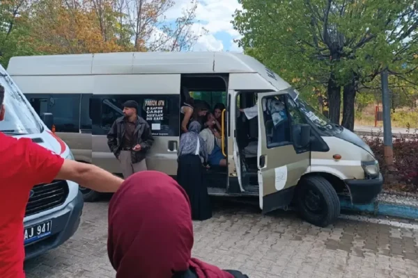 Kampüste kaza: Çok sayıda öğrenci yaralandı! Kampüste kaza: Çok sayıda öğrenci yaralandı!
