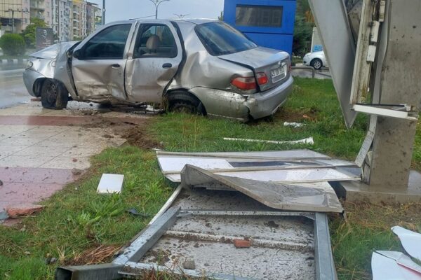 Otomobil tabelaya çarptı: 2 yaralı!