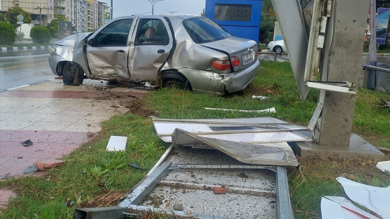 Otomobil tabelaya çarptı: 2 yaralı!