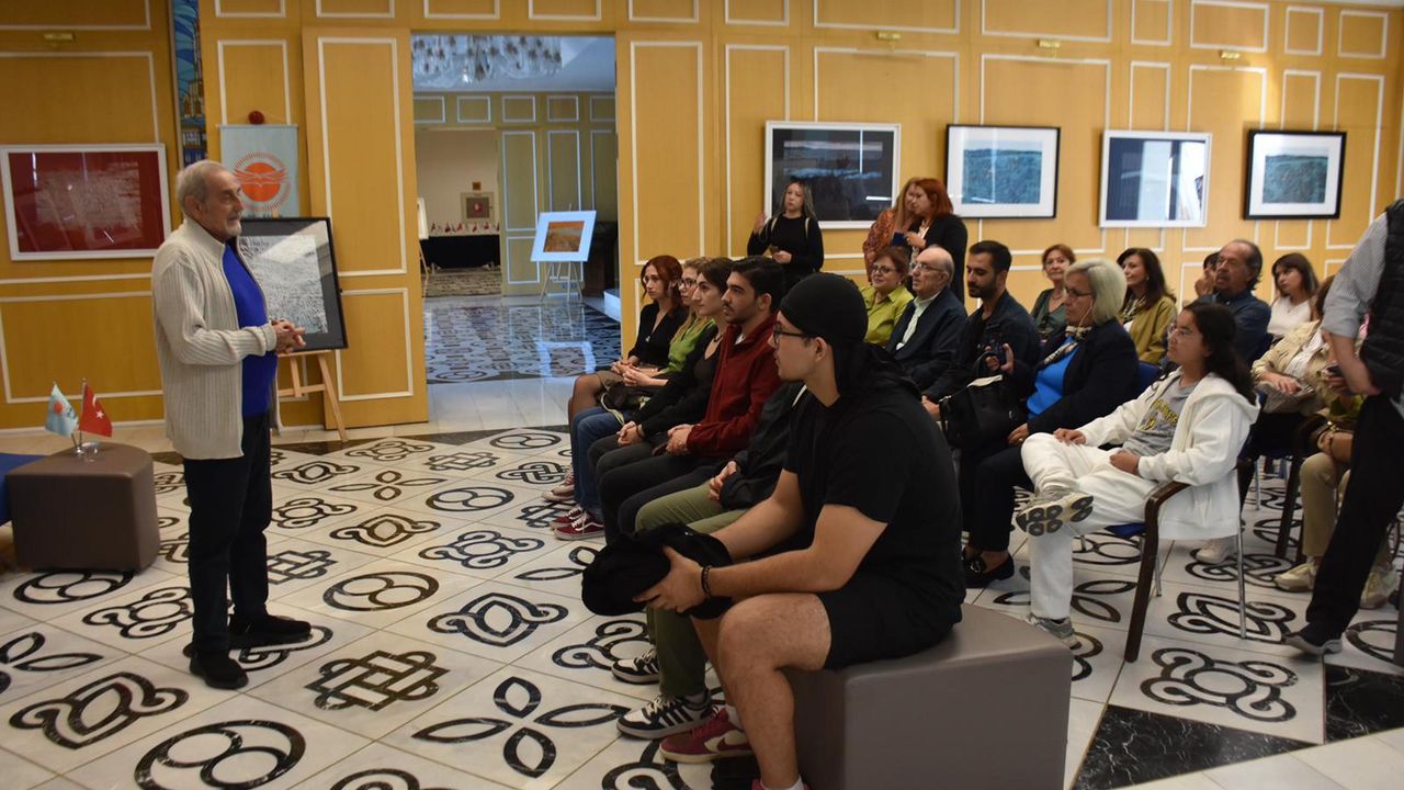Ressam Devrim Erbil, İzmir’de sanatseverlerle buluştu