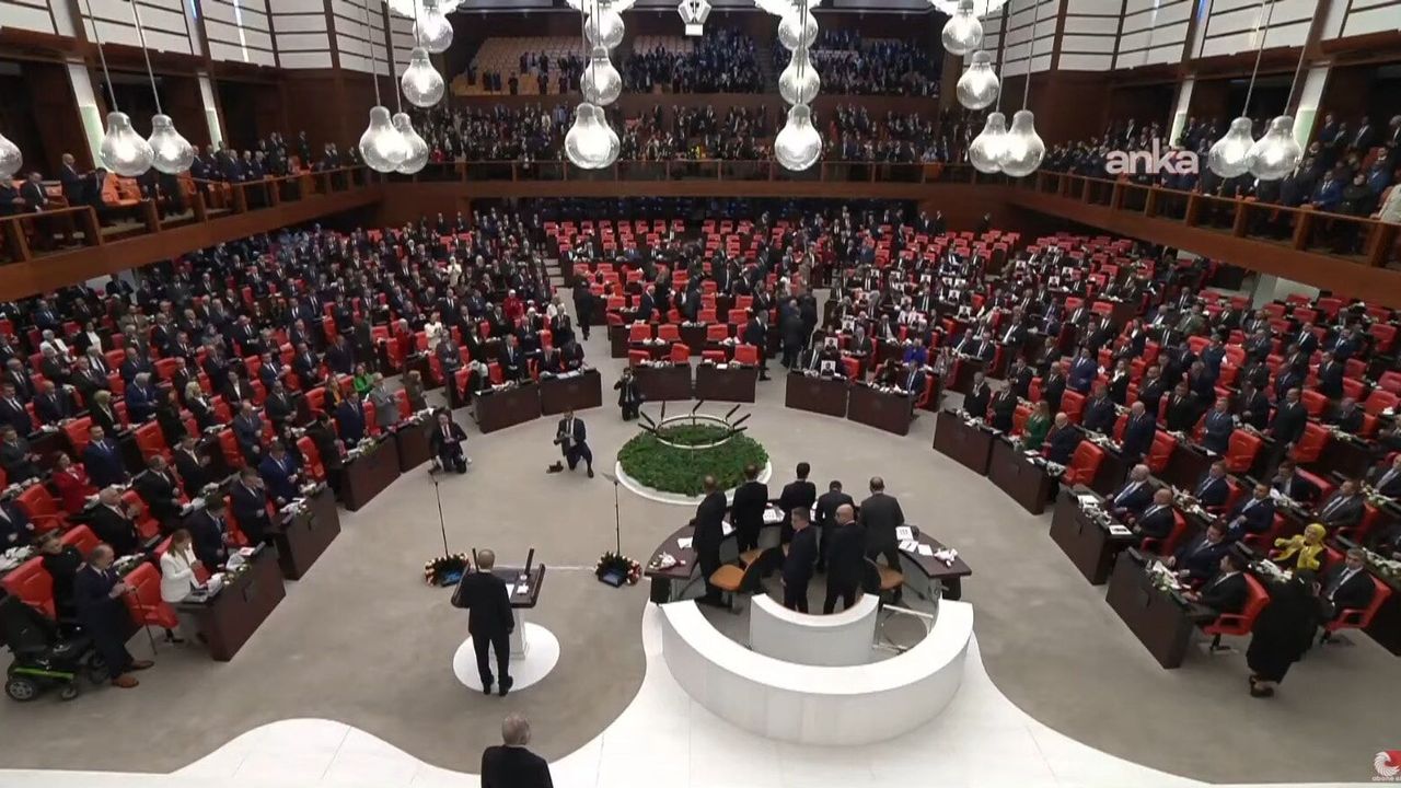 Erdoğan kürsüye gelince YENİ Partililer salonu terk etti!